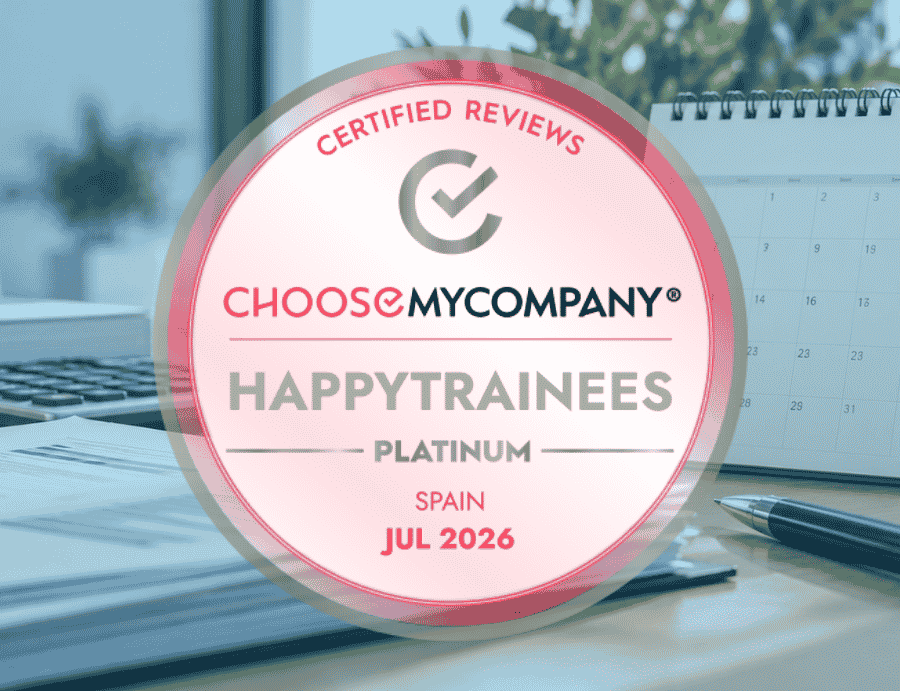 Insignia HappyTrainees Platinum de ChooseMyCompany sobre un fondo de oficina, reconocimiento a Bové Montero por su compromiso con el talento joven.